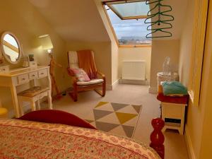 巴利卡斯尔Loft Room @ Sean and Janes的一间卧室配有一张床、镜子和椅子