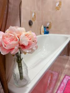 斯廷蒂诺CASA VACANZE DA RITA.的浴室内一个柜台上的粉红色花瓶