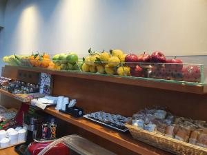 泰尔米尼伊梅雷塞嘎比阿诺二世的陈列在架子上的水果和蔬菜