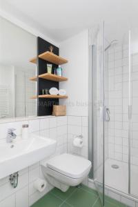 柏林SMARTments business Berlin Prenzlauer Berg的一间带水槽、卫生间和淋浴的浴室