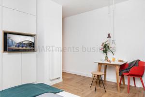 柏林SMARTments business Berlin Prenzlauer Berg的卧室拥有白色的墙壁,配有桌椅