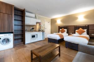 伦敦伦敦-维多利亚悉尼酒店的酒店客房带两张床和厨房