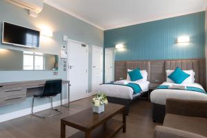 伦敦-维多利亚悉尼酒店客房内的一张或多张床位