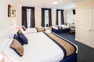 哈罗国王属地酒店的酒店客房配有两张床和一张书桌