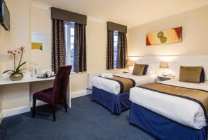 哈罗国王属地酒店的酒店客房配有两张床和一张书桌
