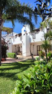 扎霍拉萨尔拉米庄园公寓酒店的享有棕榈树白色房屋的景致