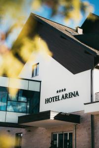马里博尔Hotel Arena Maribor的大楼一侧的酒店竞技场标志