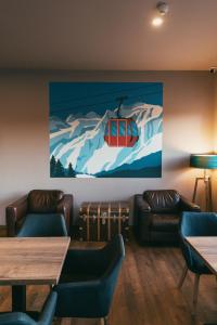 马里博尔Hotel Arena Maribor的一间配有沙发的房间和一张滑雪缆车画