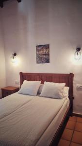 扎霍拉萨尔拉米庄园公寓酒店的一间卧室配有一张带两个枕头的床