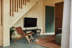 阿珀尔斯哈Resort Brinckerduyn的客厅配有椅子和电视