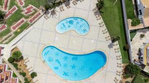 阿尔布费拉Pateo Apartments的享有度假村游泳池的顶部景致