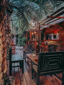 埃斯特角城RocaMar Hostel Boutique的一间带长椅和桌子的餐厅以及一间酒吧