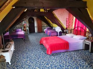 布鲁塞尔莫扎特酒店的阁楼上一间卧室设有四张床