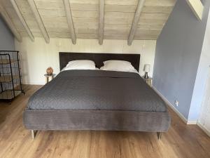 OudeschootB&B Woudzicht的卧室内的一张带两个枕头的大床