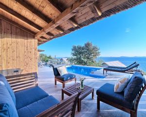 穆泰尔岛Golden Haven Luxe Bungalow Resort的一个带沙发和椅子的庭院和一个游泳池