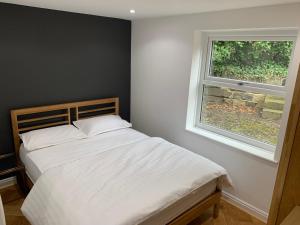 利兹Headingley Excellent 1 bedroom apartment的卧室配有白色的床和窗户。