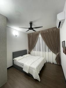 加影D’Impiana Homestay @Vista Bangi的一间卧室配有一张床和吊扇