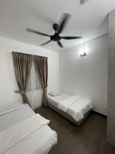 加影D’Impiana Homestay @Vista Bangi的一间卧室配有两张床和吊扇