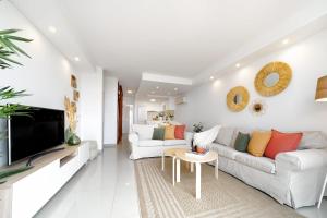 帕斯托布兰克Villa Maya by Maspalomas Holiday Villas的带沙发和电视的白色客厅