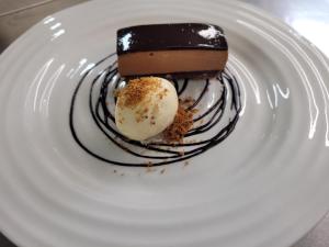 博德明St Tudy Inn的一块带巧克力和冰淇淋的白板