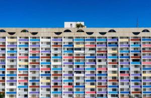巴西利亚Flat Particular Hotel Saint Paul的建筑的侧面设有色彩缤纷的阳台