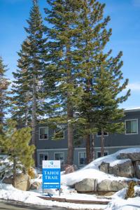 斯德特莱恩Tahoe Trail Resort的树前护林员旅馆标志