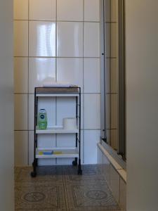 克雷费尔德MA-A2 Single Wohnung的瓷砖浴室设有毛巾架和镜子