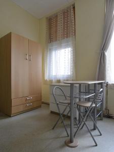 克雷费尔德MA-A2 Single Wohnung的厨房配有桌椅和橱柜。