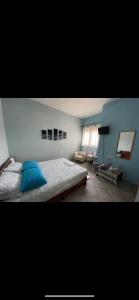 新安希亚洛斯Seaside apartment with private garden的一间卧室设有一张床和蓝色的墙壁