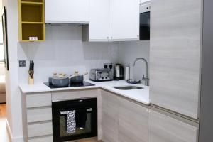 Deluxe and Modern Studio Apartment in Sydenham的厨房或小厨房