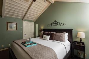 塞多纳Inn Above Oak Creek Sedona的一间卧室配有一张大床,上面有托盘