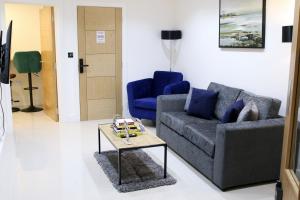 伦敦Deluxe and Modern Studio Apartment in Sydenham的客厅配有沙发和桌子