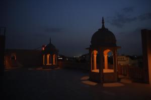 阿格拉The Taj Vista - Agra的夜晚有灯的凉亭