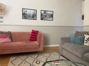 威克哈伯夸伊度假屋的客厅配有粉红色的沙发和地毯。