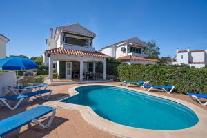 阿雷纳尔登卡斯特尔Villa Las Marinas - 2 Encantadora Villa con piscina a 5 min de la playa的房屋前的游泳池