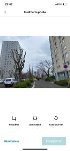 克莱蒙费朗Appartement, parking gratuit, sortie, autoroute, la méridienne的两幅建筑物和一棵树的照片
