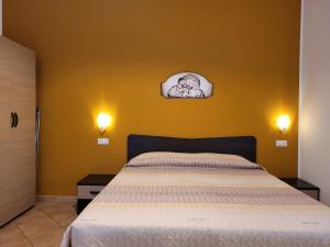 希拉拉富兰达住宿加早餐旅馆的一间卧室设有一张床和黄色的墙壁