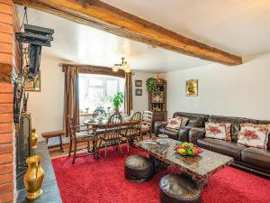 Llanfihangel-yng-NgwynfaHalfen Granary的客厅配有沙发和桌子