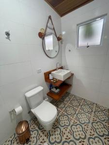 坎波斯杜若尔当Paz na Montanha的一间带卫生间和水槽的浴室