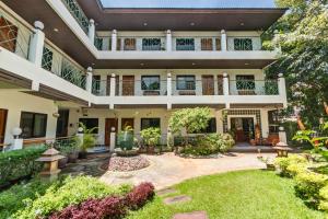 曼谷品考查理豪斯酒店的享有带庭院的房屋外部景致