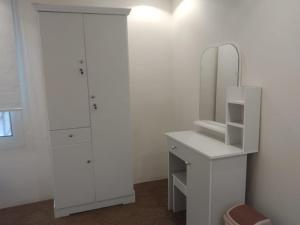 Madain Salehمزرعة ارياف العلا的白色的浴室设有镜子和水槽