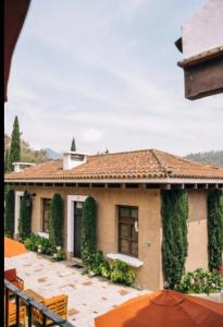 危地马拉安地瓜Villa Santa Inés的前面有一把伞的房子