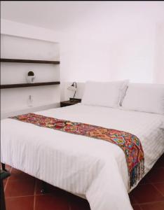 危地马拉安地瓜Villa Santa Inés的卧室配有一张白色大床