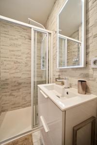 亚眠LES PERLES AMIÉNOISES ☆ WHITE PEARL ☆ HYPER CENTRE ☆的白色的浴室设有水槽和淋浴。