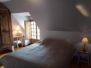 PléguienGite du Bois de la Salle的一间卧室设有一张大床和一个窗户。