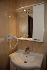 图兰克Can Apartments的浴室设有白色水槽和镜子