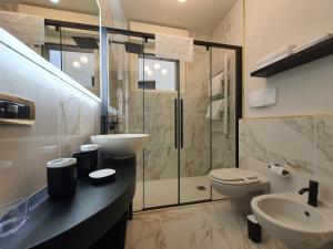 米兰Porta Romana Gold Suite的一间带水槽、卫生间和淋浴的浴室