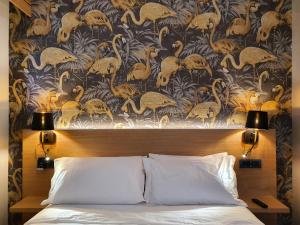 米兰Porta Romana Gold Suite的一间卧室配有一张带火烈鸟壁纸的床