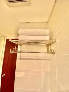 库塔太阳皇家酒店的浴室毛巾架上的毛巾堆