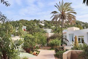 Sant Francesc de s'EstanyLa Pandilla Ibiza的树木和植物的房子的景色